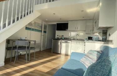 Whispering Waves in Porthtowan, Beachfront Apartment - Photo 8