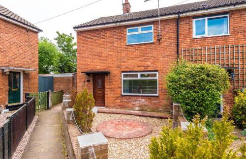 Cheerful 3 bedroom home with parking near Chester - Photo 7