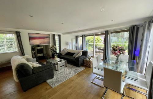 Modern contemporary home in beautiful setting - Foto 47