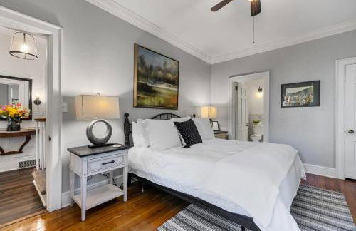 Stylish Mountain Retreat with Sunroom and Pergola - Foto 34