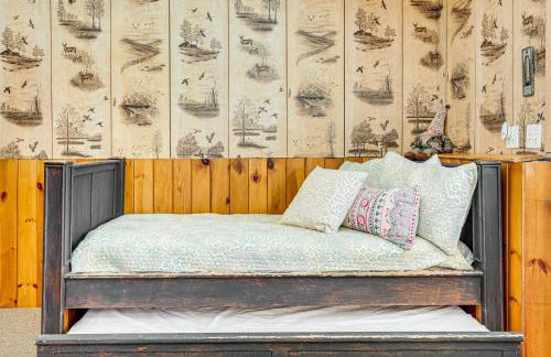 Lakefront Home with Private Beach in Rhinelander! - Foto 17