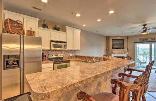 Lakefront Balcony and Pool Access Camdenton Condo - Foto 8