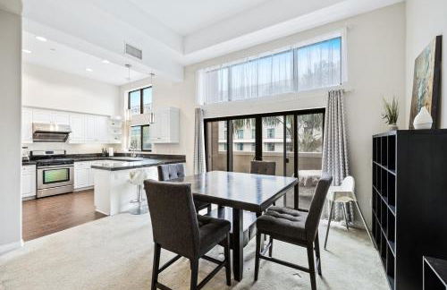 Ultimate LA Vacation 2BR w Pool Above Shops - Foto 1