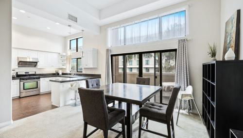 Ultimate LA Vacation 2BR w Pool Above Shops - Foto 1