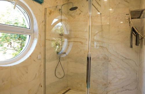 Edles Apartment in Architektenvilla mit großem Pool, Sauna, Dachterrasse und malerischem Garten - Foto 18