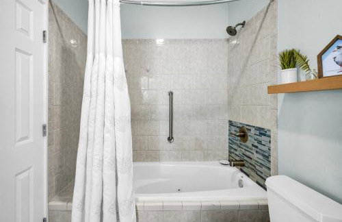 Two Homes, Private Pool, Game Room & Steps to the Beach - Foto 19