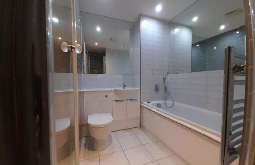 Lavish London Apartment - Secure with parking - Foto 19