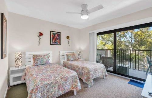 Second Floor With Lake and Fountain View - Photo 4