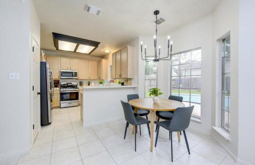 Amazing Getaway Home - 4 Bedrooms 2,5 Baths - West Houston, Katy, Richmond - Huge Pool, Mini-Golf, PingPong, Billards, BBQ, Katy Asian Town, Typhoon Waterpark, King Bed - Foto 12