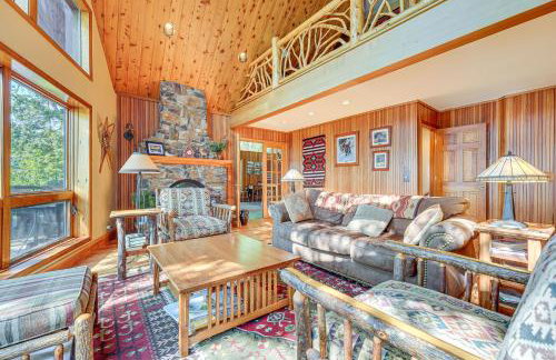 Waterfront Lake George Lodge with Boat Dock and Deck! - Foto 5