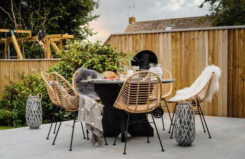 Littlefields - With hot tub, garden, private parking and short walk to beach - Foto 27