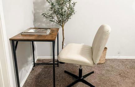 Charming Stay with Pool and Dedicated Workspace - Foto 11