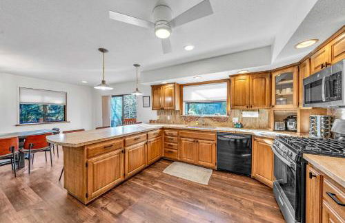 Tahoe Retreat with Decks and Separate Studio - Foto 12