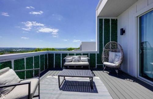 Luxury four-story Home, Rooftop Deck with views, PingPong! Sleeps 12! - Photo 7
