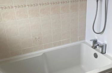 Spacious 2 Bed Village Flat sleeps 4/6 - Photo 17