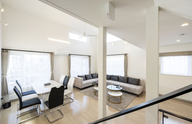 THE LUNA LOUNGE - Photo 79