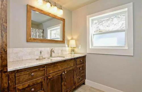 Private Pool & Hot Tub! Charming Hill Country Home Minutes to Wineries/Shops! - Foto 17