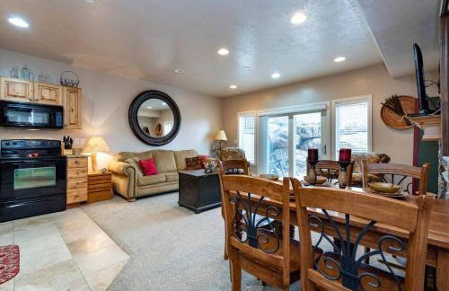 Lakeside Escape with Hot Tub - Foto 30