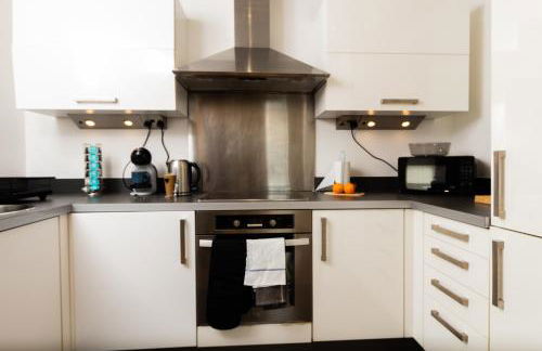 Central Gem: Cosy 2BR with Private Balcony - Foto 29