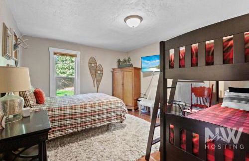 Cozy Farmhouse w Treehouse Fire Pit 1 Mile to Beach Close to Skiing Adventures 1226 - Foto 26