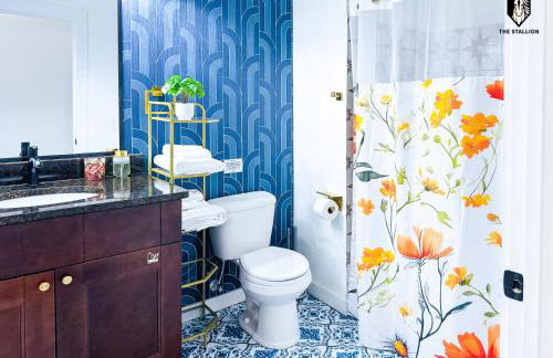 The Stallion #103 - Walk to Attractions - Modern 2BD Loft in Downtown with Patio - Foto 17