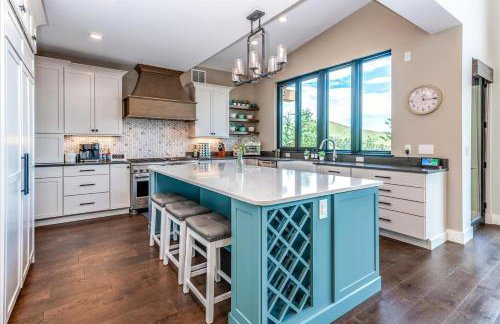 Hot Tub and Scenic Views at The Bailey Lodge - Foto 4