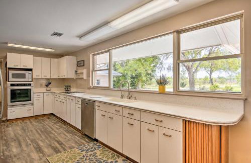 Riverfront Family Home Yard, Orchard, Dock! - Foto 9