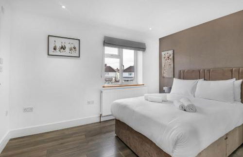 Spacious 4 Bedroom Home, Prime Location, Parking - Photo 18