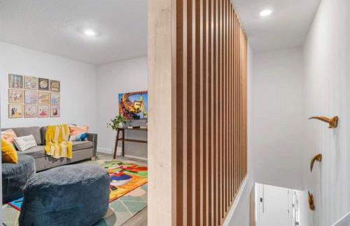 Colorful vibrant Oasis Sleeps 10, 10min to Disney - Photo 16