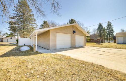 Deck and Scenic Views Lakefront Cottage in Hale! - Foto 31