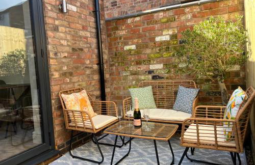 Luxurious renovated cottage with log burner - Photo 17