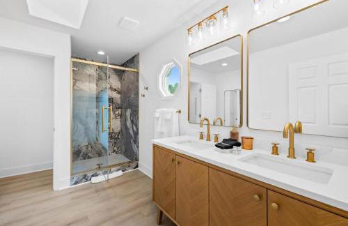 Sapphire Bloom, Boutique Lake Retreat with Hot tub - Foto 11