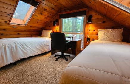 Knotty Pine Cabin with Artisan Stone Patio - Walk to Bass Lake - Foto 36