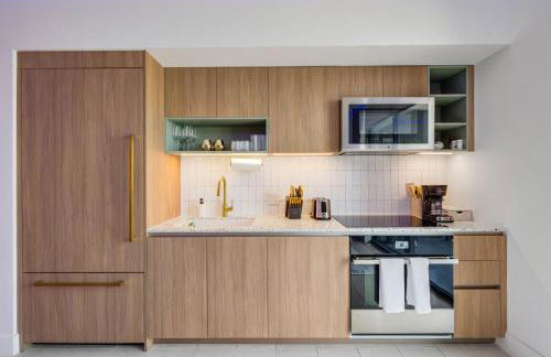 Stunning Lux 2 Bed 2 Bath with Panoramic View from Balcony - Foto 16