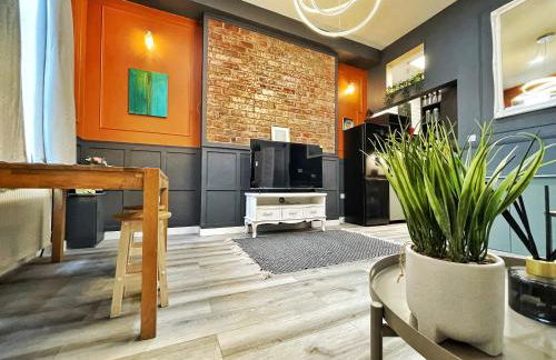 AdeamStays provides Beautiful centrally located 1 and 2 bed apartments on Liverpools Boulevard - Foto 24