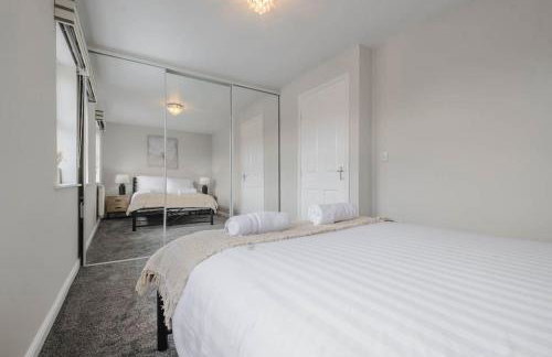 Charming House with Free Parking - Photo 55