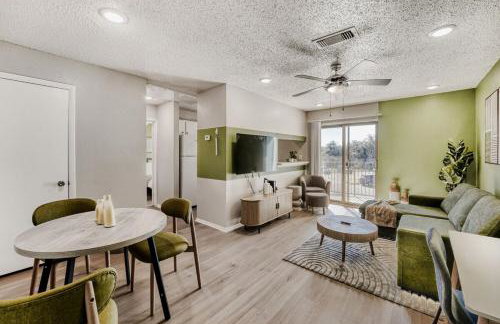 Polished King Getaway - Sleeps 4 - Pool, Prkg - Foto 17