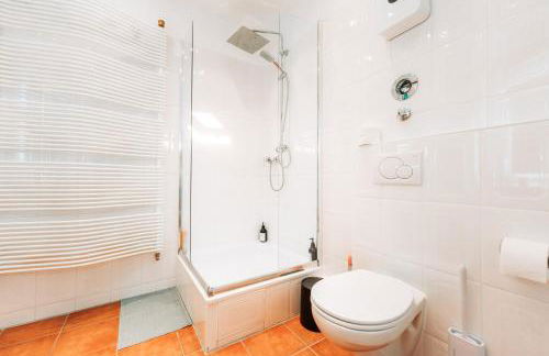 Spacious Penthouse with AC and Free Parking Steps Away From the Central Station - Foto 30