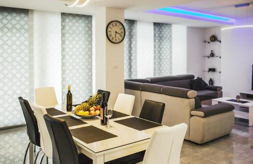 Holiday home Leko with outdoor pool and hot tub , can fit 22 people - Foto 40