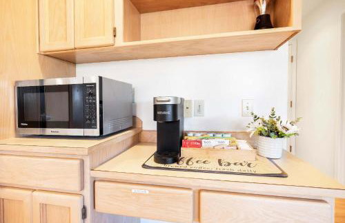 Brier 5BR Retreat w Pool Table Deck Central AC - Foto 12