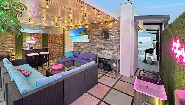 Vacay Spot experience Luna Sky! 65" TV BAR, BBQ, SHOWER massage jets, music, go to FL Keys - Foto 2, Imagen principal