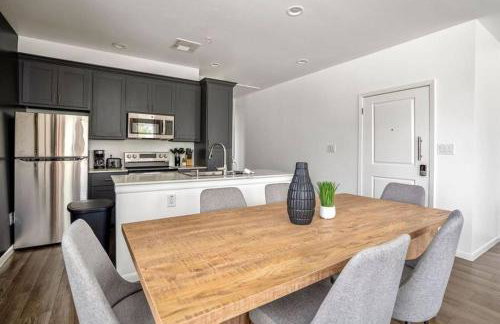 Spacious Apartment with Gated Parking Near Med Ctr - Foto 9