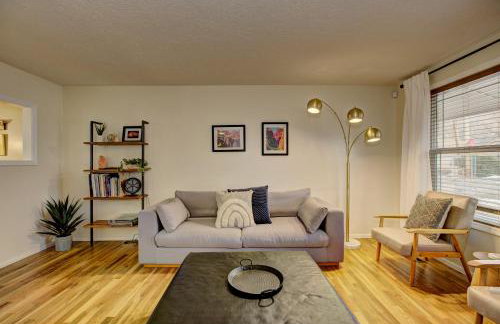 Sunset Home perfect for extended stays with fully fenced in yard, designated office, two living rooms, located across from Boise Foothills and close to Bogus Basin in Boise's North End - Photo 1