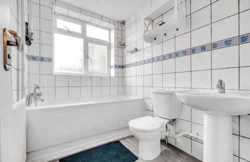 Bella Homes-Spacious 4 bedroom Modern Town house Romford - Foto 17