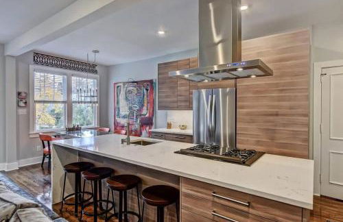 Modern 2BR Condo with Sunroom near Uptown - Foto 13