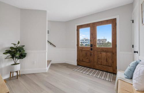 Elegant Updated Oceanfront Home with Pool & Hot Tub - Photo 16