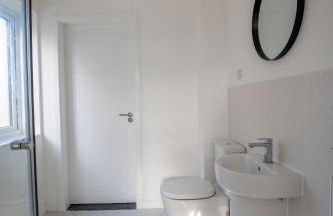 Luxury Deluxe - 4 bedrooms Villa - 6 beds - 10 Guests - Private Parking - Contractors Welcome - Trafford Stretford - Foto 14