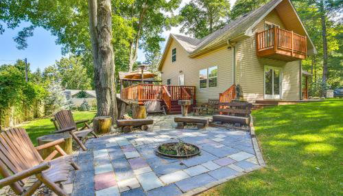 Walk to the Beach: Pet Friendly w/ Fire Pit! - Foto 2