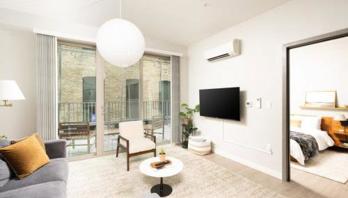 Walker's Point Apt with Gym and Balcony - Foto 2