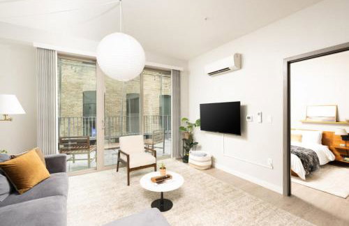 Walker's Point Apt with Gym and Balcony - Foto 2